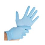 Auf dem Bild sind zwei Hände zu sehen, die gerade blaue Nitril-Einmalhandschuhe anziehen. Eine Hand ist bereits vollständig im Handschuh, während die andere Hand den zweiten Handschuh über die Finger zieht. Die Handschuhe wirken dünn, elastisch und medizinisch, typisch für den Einsatz in Hygiene-, Pflege- oder Laborbereichen. Der Hintergrund ist neutral und weiß, sodass der Fokus klar auf den Händen und den Handschuhen liegt.